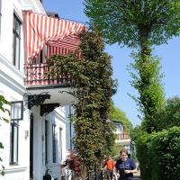 134_3033 Schmaler Fussweg - Wohnhaus mit Markise auf dem Balkon. | 